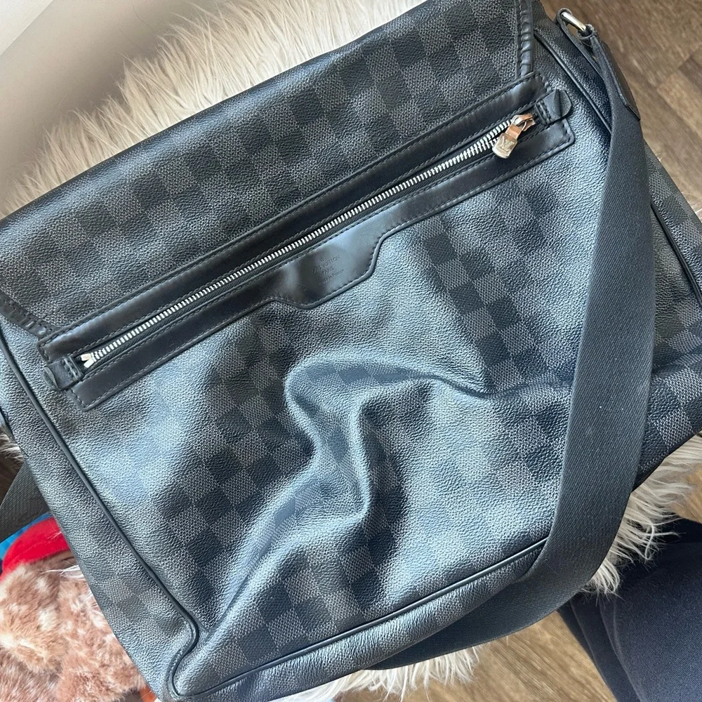 Louis Vuitton Graphite Damier Messenger Bag in Black - Picture 10 of 11